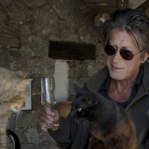 En France, Jacques Dutronc chez lui à Monticello en Corse avec ses chats. le 9 mai 2005.  
©GONGORA Marie-Anne via Bestimage