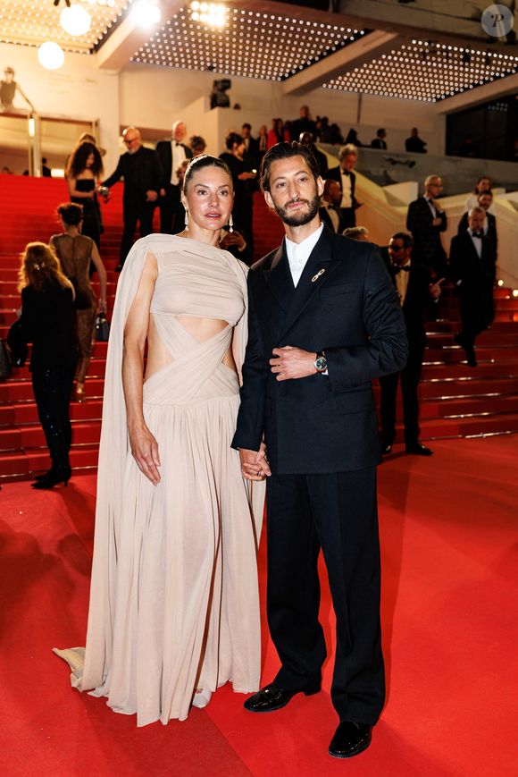 L'acteur Pierre Niney a fait une apparition remarquée et très complice au bras de sa compagne Natasha Andrews.

Pierre Niney et sa compagne Natasha Andrews - Descente des marches du film "Histoires parallèles" lors du 79ème Festival International du Film de Cannes, le 14 mai 2026. 

© Jacovides-Moreau / Bestimage