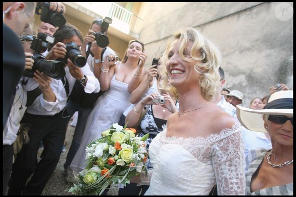 Alexandra Lamy lors de son mariage à Anduze dans les Cévennes en 2009
©JACOVIDES-MOREAU / BESTIMAGE