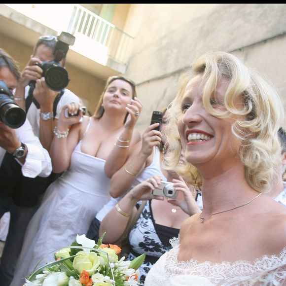 Alexandra Lamy lors de son mariage à Anduze dans les Cévennes en 2009
©JACOVIDES-MOREAU / BESTIMAGE