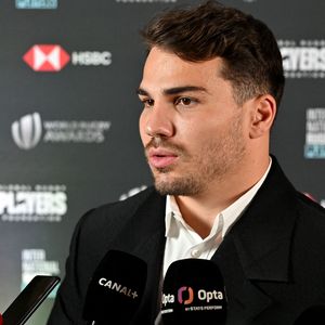 Alors que les rumeurs allaient bon train à son sujet, le capitaine des Bleus est finalement sorti du silence sur Instagram pour confirmer la terrible nouvelle de son retrait...

Antoine Dupont durant la cérémonie des World Rugby Awards 2024 à la salle des Etoiles à Monaco, le 24 novembre 2024.© Bruno Bebert/Bestimage