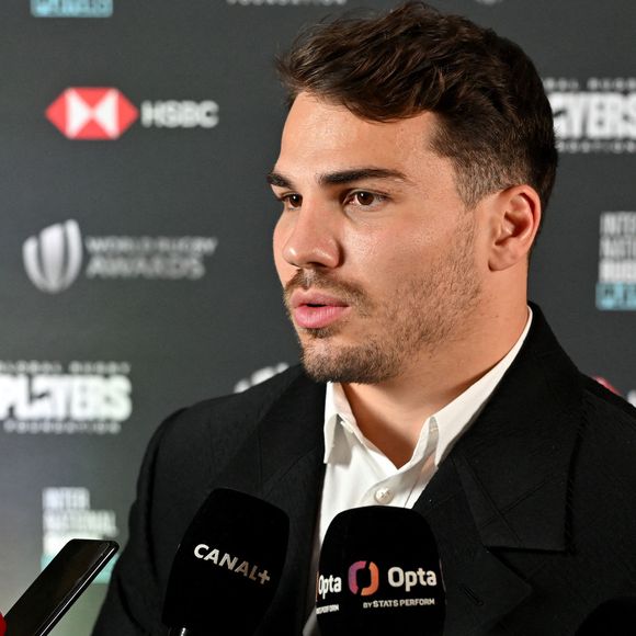Alors que les rumeurs allaient bon train à son sujet, le capitaine des Bleus est finalement sorti du silence sur Instagram pour confirmer la terrible nouvelle de son retrait...

Antoine Dupont durant la cérémonie des World Rugby Awards 2024 à la salle des Etoiles à Monaco, le 24 novembre 2024.© Bruno Bebert/Bestimage