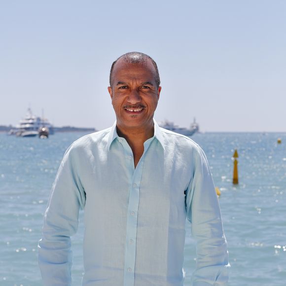 Ses origines guadeloupéennes ont donné à Pascal Légitimus le goût de la mer.

Pascal Légitimus sur la plage Bâoli pendant le 69ème Festival International du Film de Cannes.
© Philippe Doignon-LMS / Bestimage