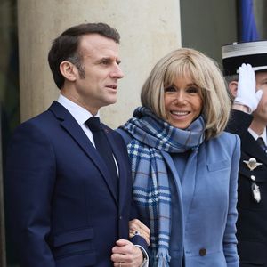 Ce dernier s'est plaint au micro de France 3 concernant la manière dont il a été averti de la décision du chef de l'État et de son épouse

Le président français Emmanuel Macron et sa femme la Première Dame Brigitte Macron accueillent le vice-président américain et sa femme pour un déjeuner de travail, en marge du Sommet d'action sur l'intelligence artificielle (IA), au palais présidentiel de l'Elysée, à Paris, France, le 11 février 2025. © Cyril Moreau/Bestimage