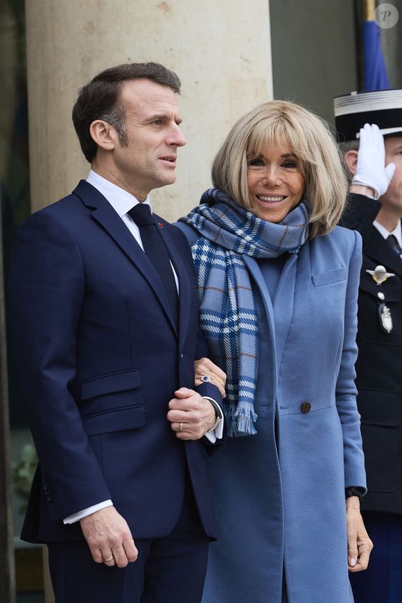 Ce dernier s'est plaint au micro de France 3 concernant la manière dont il a été averti de la décision du chef de l'État et de son épouse

Le président français Emmanuel Macron et sa femme la Première Dame Brigitte Macron accueillent le vice-président américain et sa femme pour un déjeuner de travail, en marge du Sommet d'action sur l'intelligence artificielle (IA), au palais présidentiel de l'Elysée, à Paris, France, le 11 février 2025. © Cyril Moreau/Bestimage