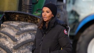 "Pas question de ne pas faire de sport pendant une semaine" : Karine Le Marchand évoque sa routine pour rester athlétique à 57 ans