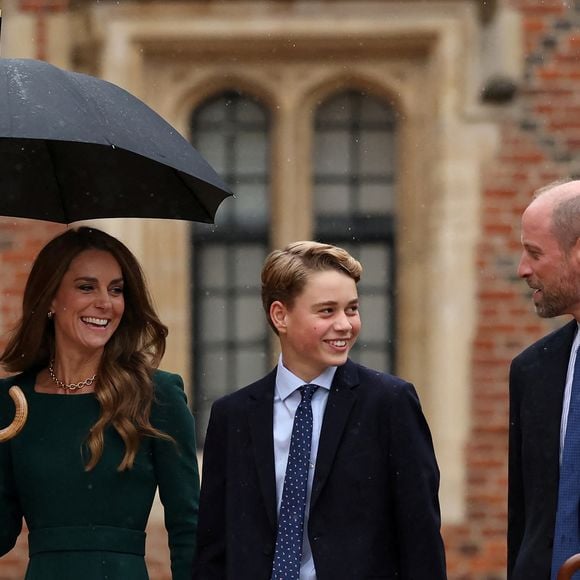 Le prince George de Galles, fait sa rentrée au collège d'Eton entouré de ses parents, le prince William, prince de Galles, et Catherine (Kate) Middleton, princesse de Galles, le 8 septembre 2026.  © PA Wire/PA Images / Bestimage