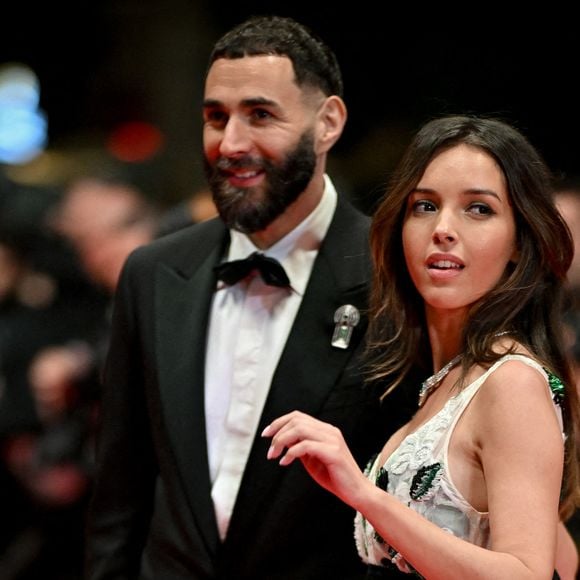 "Nous étions bien conscients que notre histoire sortirait un jour sans notre consentement... Je ne suis pas dupe" a-t-elle confié à nos confrères, préférant donc être maîtresse de la manière dont leur relation allait être dévoilée au grand jour.

Karim Benzema, Lyna Khoudri assistant à la projection de Honey Don't ! au 78ème Festival de Cannes à Cannes, France le 23 mai 2025. Photo par Julien Reynaud/APS-Medias/ABACAPRESS.COM