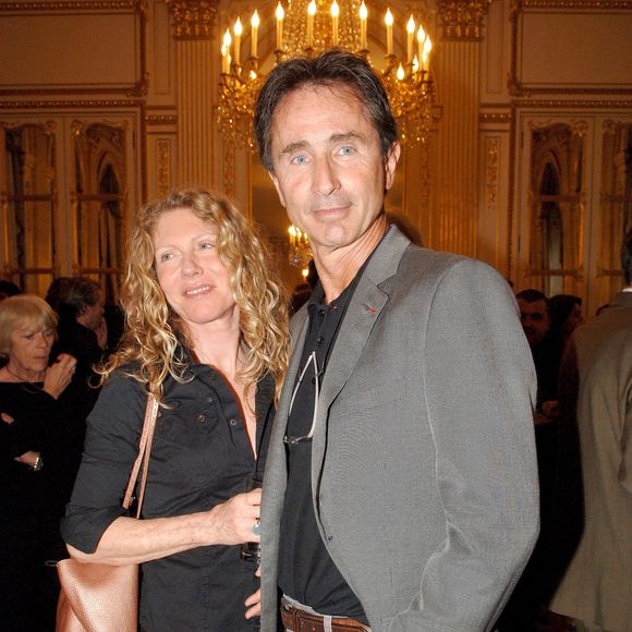Thierry Lhermitte et son épouse assistent à une cérémonie au cours de laquelle l'acteur français Gérard Jugnot reçoit l'ordre de Chevalier de la Légion d'Honneur des mains du ministre français de l'Art Renaud Donnedieu de Vabres au ministère de l'Art à Paris, France, le 4 mai 2005. Photo de Giancarlo Gorassini/Abaca