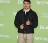 tandis que le champion de rugby a misé sur une veste noire zippée et un pantalon cargo beige clair.

Antoine Dupont - Soirée Nespresso x Brut 2025 lors du 78ème Festival de Cannes à La Plage Nespresso le 15 mai 2025. © Lionel Urman/Bestimage