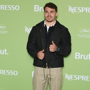 tandis que le champion de rugby a misé sur une veste noire zippée et un pantalon cargo beige clair.

Antoine Dupont - Soirée Nespresso x Brut 2025 lors du 78ème Festival de Cannes à La Plage Nespresso le 15 mai 2025. © Lionel Urman/Bestimage