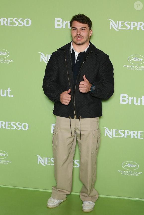 tandis que le champion de rugby a misé sur une veste noire zippée et un pantalon cargo beige clair.

Antoine Dupont - Soirée Nespresso x Brut 2025 lors du 78ème Festival de Cannes à La Plage Nespresso le 15 mai 2025. © Lionel Urman/Bestimage