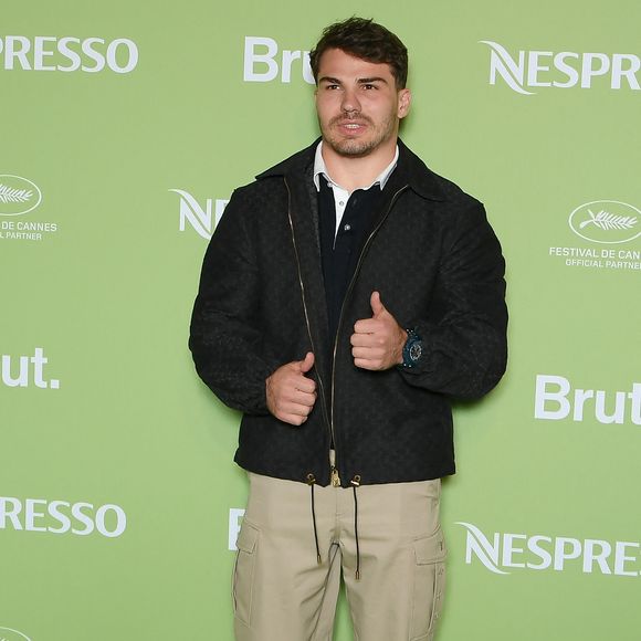 tandis que le champion de rugby a misé sur une veste noire zippée et un pantalon cargo beige clair.

Antoine Dupont - Soirée Nespresso x Brut 2025 lors du 78ème Festival de Cannes à La Plage Nespresso le 15 mai 2025. © Lionel Urman/Bestimage