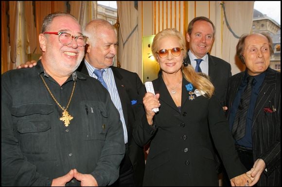 Sylvie Vartan, Carlos, Jean-Claude Brialy - remise de décoration au ministère de la Culture à Paris en présence de Renaud Donnedieu de Vabres en 2006. COADIC GUIREC / BESTIMAGE