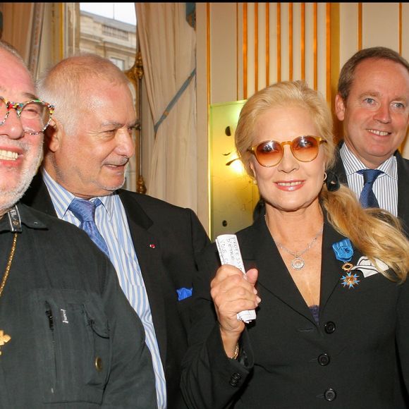 Sylvie Vartan, Carlos, Jean-Claude Brialy - remise de décoration au ministère de la Culture à Paris en présence de Renaud Donnedieu de Vabres en 2006. COADIC GUIREC / BESTIMAGE