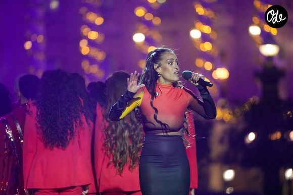 Exclusif - Amel Bent lors de l'enregistrement de l'émission "La Grande soirée du 31 de Paris", diffusée le 31 décembre sur France 2, sur la place de la Concorde à Paris, France, le 24 novembre 2025. © Guebey-Tribeca/Bestimage