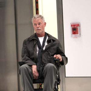 Eric Dane a été vu arrivant à l'aéroport international de Los Angeles dans un fauteuil roulant, semblant fragile après avoir annoncé son diagnostic de la maladie de Charcot. Photo par Backgrid USA / Bestimage