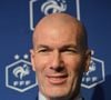 Pendant cinq jours, les jeunes participants évoluent de 9 heures à 17 heures au sein d’installations couvertes et sécurisées, sous l’encadrement des coachs officiels du Zidane Five Club.

L'ancien international français de football Zinédine Zidane s'exprime lors d'une conférence de presse visant à le présenter comme le nouveau sélectionneur de l'équipe de France, au siège de la Fédération française de football (FFF) à Paris, le 28 juillet 2026. © Christian Liewig/Bestimage