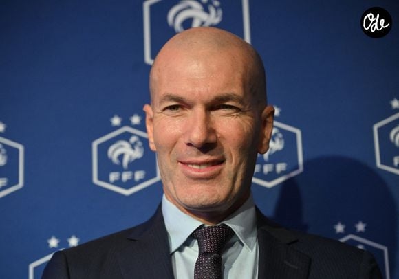 Pendant cinq jours, les jeunes participants évoluent de 9 heures à 17 heures au sein d’installations couvertes et sécurisées, sous l’encadrement des coachs officiels du Zidane Five Club.

L'ancien international français de football Zinédine Zidane s'exprime lors d'une conférence de presse visant à le présenter comme le nouveau sélectionneur de l'équipe de France, au siège de la Fédération française de football (FFF) à Paris, le 28 juillet 2026. © Christian Liewig/Bestimage
