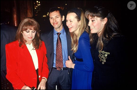 Archives - Elodie Constantin, Paul Belmondo et Luana le soir de la représentation de la pièce "Trilogie de Pagnol" au théâtre des Variétés en 1992 à Paris  BERTRAND RINDOFF PETROFF / BESTIMAGE