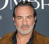 Jugeant cette Une illégitime, il dénonce : “Ça c’est un coup de pub, ils ont besoin d’exister".

Jean Dujardin - Avant-première du film "Les rayons et les ombres au cinéma Pathé Wepler à Paris le 17 mars 2026. 

© Coadic Guirec/Bestimage