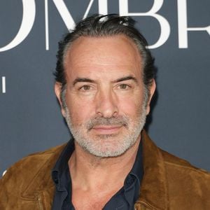 Jugeant cette Une illégitime, il dénonce : “Ça c’est un coup de pub, ils ont besoin d’exister".

Jean Dujardin - Avant-première du film "Les rayons et les ombres au cinéma Pathé Wepler à Paris le 17 mars 2026. 

© Coadic Guirec/Bestimage