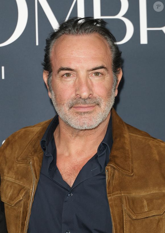 Jugeant cette Une illégitime, il dénonce : “Ça c’est un coup de pub, ils ont besoin d’exister".

Jean Dujardin - Avant-première du film "Les rayons et les ombres au cinéma Pathé Wepler à Paris le 17 mars 2026. 

© Coadic Guirec/Bestimage