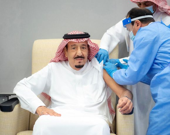 Aujourd’hui, le château est la résidence estivale du roi Salmane, combinant histoire, prestige et confort moderne avec une vue imprenable sur la Méditerranée.

Le roi Salman d'Arabie saoudite reçoit la première dose du vaccin Pfizer-BioNTech COVID-19 à Neom, en Arabie saoudite, le 8 janvier 2021. Photo by Balkis Press/ABACAPRESS.COM