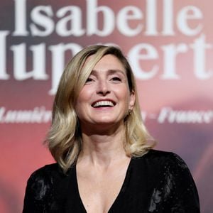 Julie Gayet au photocall de la cérémonie de remise du prix lumière de la 16ème édition du Festival Lumière à l'Amphithéâtre - Centre de Congrès à Lyon, France, le 18 octobre 2024. © Dominique Jacovides/Bestimage