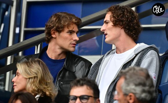 Issus d'un milieu familial plutôt pudique, ils ont trouvé dans l'humour un moyen idéal pour s'exprimer.

Paul de Saint-Sernin et son frère Guillaume - Célébrités dans les tribunes du match de football de Ligue 1 McDonald's opposant le RC Lens au Paris Saint-Germain (PSG) (0-2) au Parc des Princes à Paris le 14 septembre 2025. © Christian Liewig/Bestimage