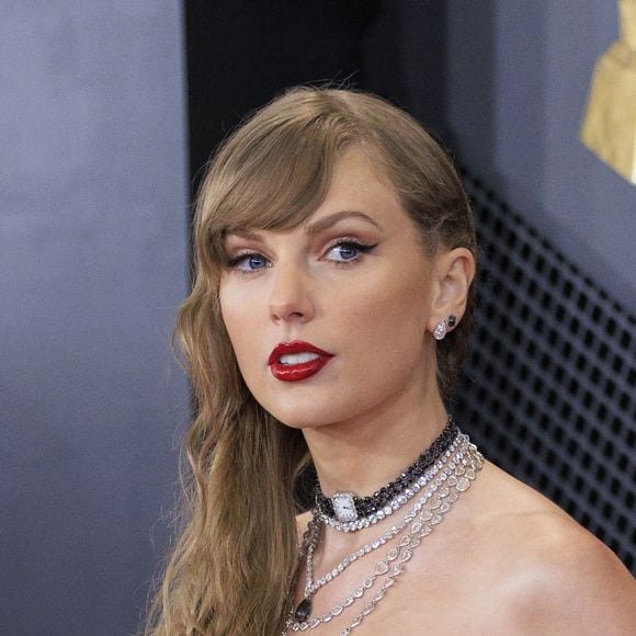Depuis, Taylor Swift et Travis Kelce n’hésitent plus à partager leur bonheur, confirmant leur complicité et leur amour devant leurs fans du monde entier.

Taylor Swift - Arrivées à la 66ème édition des Grammy Awards à la Crypto.com Arena à Los Angeles. © PI via ZUMA Press Wire / Bestimage