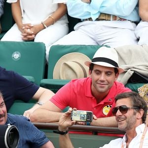 Andy est un professionnel de l'image qui travaille pour de grandes chaînes comme MTV.

Le chanteur Mika et son compagnon Andy Dermanis - People dans les tribunes lors de la finale homme des Internationaux de Tennis de Roland-Garros à Paris le 11 juin 2017.
© Dominique Jacovides-Cyril Moreau / Bestimage