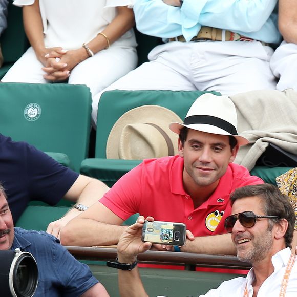 Andy est un professionnel de l'image qui travaille pour de grandes chaînes comme MTV.

Le chanteur Mika et son compagnon Andy Dermanis - People dans les tribunes lors de la finale homme des Internationaux de Tennis de Roland-Garros à Paris le 11 juin 2017.
© Dominique Jacovides-Cyril Moreau / Bestimage
