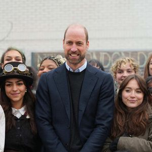 Le Prince de Galles pose pour une photo avec des étudiants lors d'une visite à la London Screen Academy, pour rencontrer et mettre en lumière la prochaine génération de cinéastes et de professionnels de la création britanniques le 12 février 2025. Kirsty Wigglesworth/PA Wire/ABACAPRESS.COM