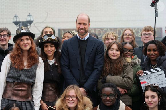 Le Prince de Galles pose pour une photo avec des étudiants lors d'une visite à la London Screen Academy, pour rencontrer et mettre en lumière la prochaine génération de cinéastes et de professionnels de la création britanniques le 12 février 2025. Kirsty Wigglesworth/PA Wire/ABACAPRESS.COM
