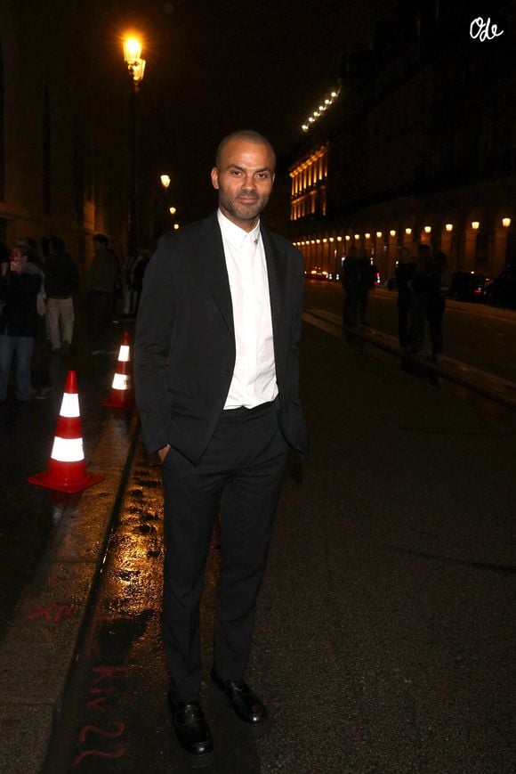 Tony Parker quitte le défilé Messika printemps-été 2026 lors de la Fashion Week de Paris, très élégant dans un costume noir sur mesure et une chemise blanche impeccable. Paris, France, le 3 octobre 2025. Photo de Marijo Cobretti/Splash News/ABACAPRESS.COM