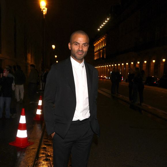 Tony Parker quitte le défilé Messika printemps-été 2026 lors de la Fashion Week de Paris, très élégant dans un costume noir sur mesure et une chemise blanche impeccable. Paris, France, le 3 octobre 2025. Photo de Marijo Cobretti/Splash News/ABACAPRESS.COM