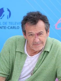 Loin de Versailles où il vit toute l'année, Jean-Luc Reichmann possède un refuge unique près de la mer dans un village de 700 habitants