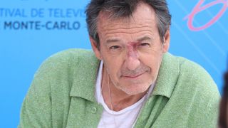 Loin de Versailles où il vit toute l'année, Jean-Luc Reichmann possède un refuge unique près de la mer dans un village de 700 habitants