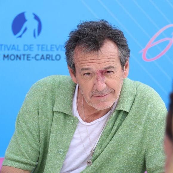 Loin de Versailles où il vit toute l'année, Jean-Luc Reichmann possède un refuge unique près de la mer dans un village de 700 habitants