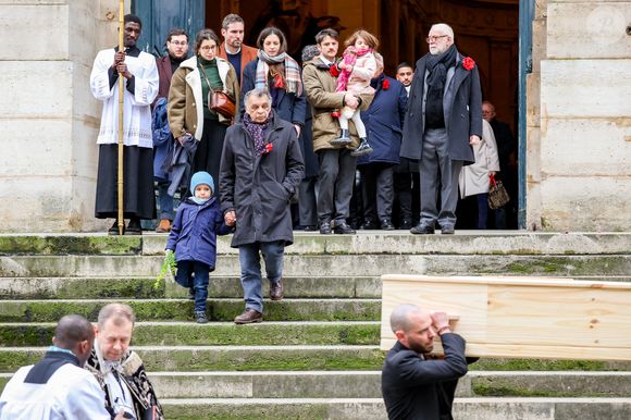 Pia Laborde et Gabrièle Laborde, les filles de C.Laborde, leur père Jimmy, son petit-fils Saul, Thomas Stern, le mari de la défunte - Sortie des obsèques de Catherine Laborde en l’église Saint-Roch à Paris, le 6 février 2025. Décédée le 28 janvier 2025 à l'âge de 73 ans, l'ancienne présentatrice météo de TF1 (1988 - 2017) était atteinte de la maladie neurodégénérative à corps de Lewy. 
© Jacovides - Moreau / Bestimage