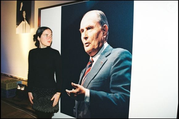 Fruit d'un amour adultère entre François Mitterrand et Anne Pingeot, l'existence de Mazarine a été révélée en 1994 par "Paris Match"
Archives - Mazarine Pingeot devant une affiche portrait de François Mitterrand à la soirée du deuxième anniversaire de la mort de François Mitterrand