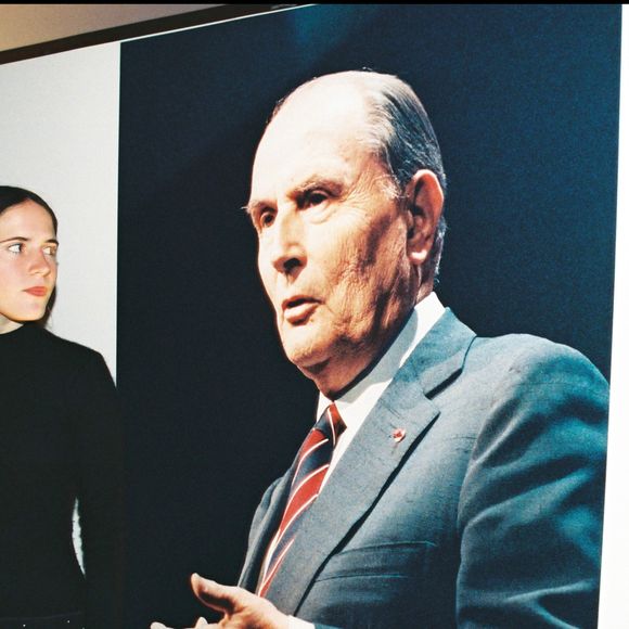 Fruit d'un amour adultère entre François Mitterrand et Anne Pingeot, l'existence de Mazarine a été révélée en 1994 par "Paris Match"
Archives - Mazarine Pingeot devant une affiche portrait de François Mitterrand à la soirée du deuxième anniversaire de la mort de François Mitterrand