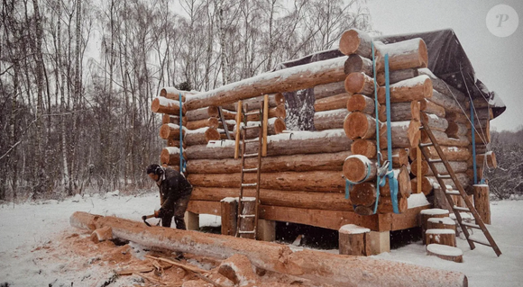 Il s’est installé dans les bois pour construire lui-même une cabane.

Vianney, Instagram