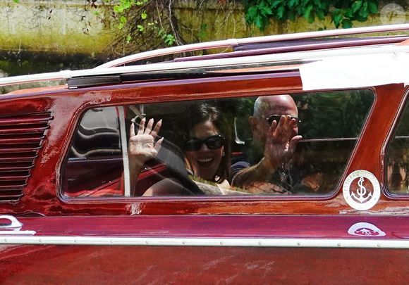 Jeff Bezos et sa fiancée Lauren Sanchez accostent devant le palace Aman en gondole à Venise, la veille de leur mariage (26 - 28 juin 2025), le 25 juin 2025. Tout juste débarqués de l'hélicoptère, le couple, dont le mariage a fait couler beaucoup d'encre, s'apprête à rejoindre le palace Aman en gondole, en prévision du grand jour. Backgrid USA / Bestimage
