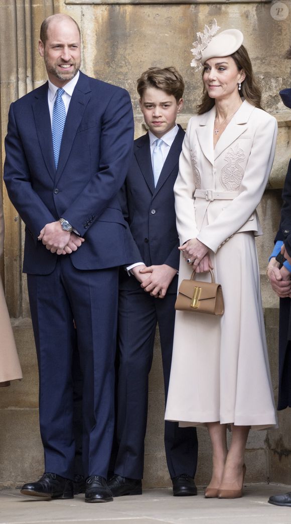 Pour l'occasion, Kate Middleton affichait une élégance printanière dans un ensemble crème coordonné, associant une jupe fluide à une veste cintrée, le tout couronné d'un chapeau orné de motifs de feuilles.

Le prince William, prince de Galles, et Catherine (Kate) Middleton, princesse de Galles, avec leur fils, le prince George de Galles - Les membres de la famille royale britannique assistent à l'office de Pâques à la chapelle Saint-Georges du château de Windsor, Royaume Uni, le 5 avril 2026. © GoffPhotos/Bestimage