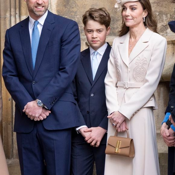 Pour l'occasion, Kate Middleton affichait une élégance printanière dans un ensemble crème coordonné, associant une jupe fluide à une veste cintrée, le tout couronné d'un chapeau orné de motifs de feuilles.

Le prince William, prince de Galles, et Catherine (Kate) Middleton, princesse de Galles, avec leur fils, le prince George de Galles - Les membres de la famille royale britannique assistent à l'office de Pâques à la chapelle Saint-Georges du château de Windsor, Royaume Uni, le 5 avril 2026. © GoffPhotos/Bestimage