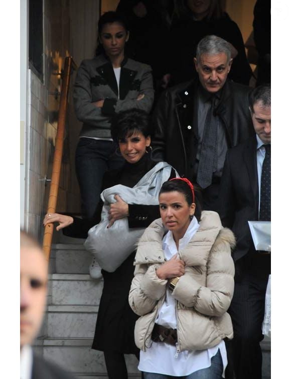 Rachida Dati sort de la clinique avec sa petite Zohra en bandoulière, le 7/01/09. Angeli