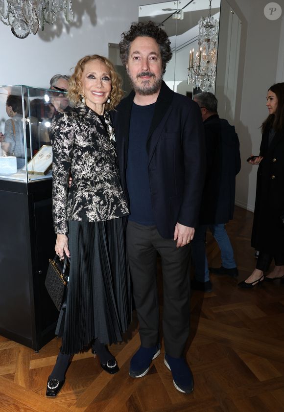 Exclusif - Marisa Berenson et Guillaume Gallienne - Vernissage de l'exposition "Liaisons dangereuses & Métamorphoses" du créateur Elie Top à l'occasion de ses 10 ans de création chez Christie's à Paris le 27 janvier 2025. © Denis Guignebourg/BestImage