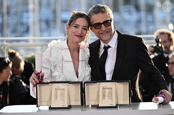 Le réalisateur brésilien Kleber Mendonca Filho pose avec sa partenaire, la productrice française Emilie Lesclaux, lors d'un photocall après avoir remporté le prix du meilleur réalisateur pour le film "O Agente Secreto" (L'agent secret) et le prix du meilleur acteur au nom de l'acteur brésilien Wagner Moura, lors de la cérémonie de clôture de la 78e édition du Festival de Cannes à Cannes, France, le 24 mai 2025. Photo de David Niviere/ABACAPRESS.COM